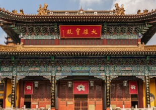 Dalla maestosa Pechino, simbolo del potere imperiale e custode di alcuni dei monumenti più celebri del Paese, il viaggio prosegue a bordo del moderno treno ad alta velocità verso Xi'an, antica capitale di numerose dinastie e straordinaria testimonianza del glorioso passato cinese. Un volo interno conduce a Guilin, dove la natura regala scenari di incomparabile bellezza: rilievi carsici dalle forme sorprendenti, dolci corsi d'acqua e villaggi immersi in un paesaggio che da secoli ispira artisti e poeti. L'ultima tappa è la vibrante Shanghai, città cosmopolita in continua evoluzione, dove l'eleganza dell'architettura storica si fonde con l'energia di uno skyline tra i più spettacolari al mondo, offrendo il perfetto incontro tra tradizione e innovazione. Un viaggio curato in ogni dettaglio, con servizi selezionati e l'assistenza costante di una guida in italiano, pensato per chi desidera scoprire la Cina con il massimo comfort, lasciandosi conquistare dal fascino di una delle civiltà più antiche e affascinanti del mondo. Cina