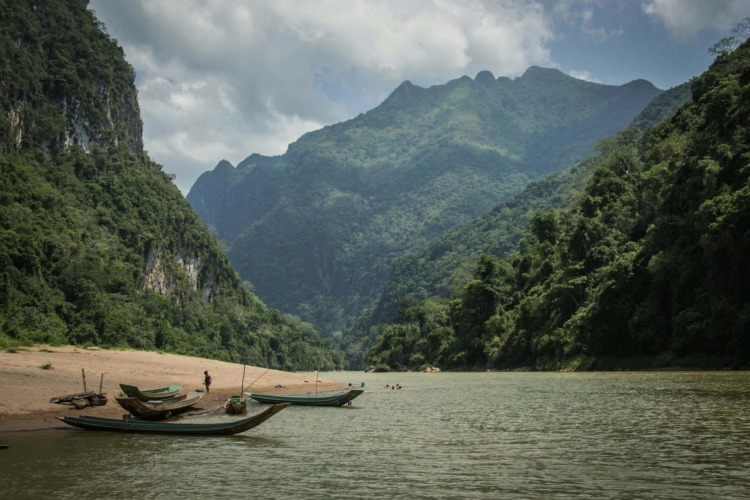 Paesaggio fluviale nel nord del Laos, lungo il Nam Ou Paesaggio fluviale nel nord del Laos, lungo il Nam Ou