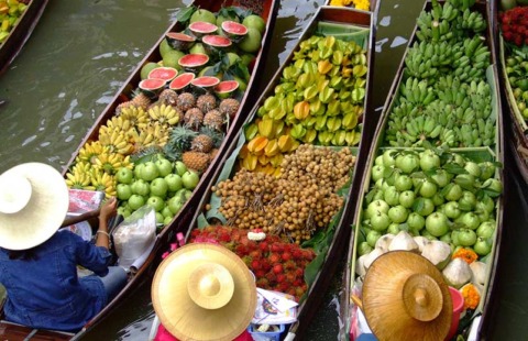 I mercati galleggianti (floating market) più famosi vicino a Bangkok sono Damnoen Saduak