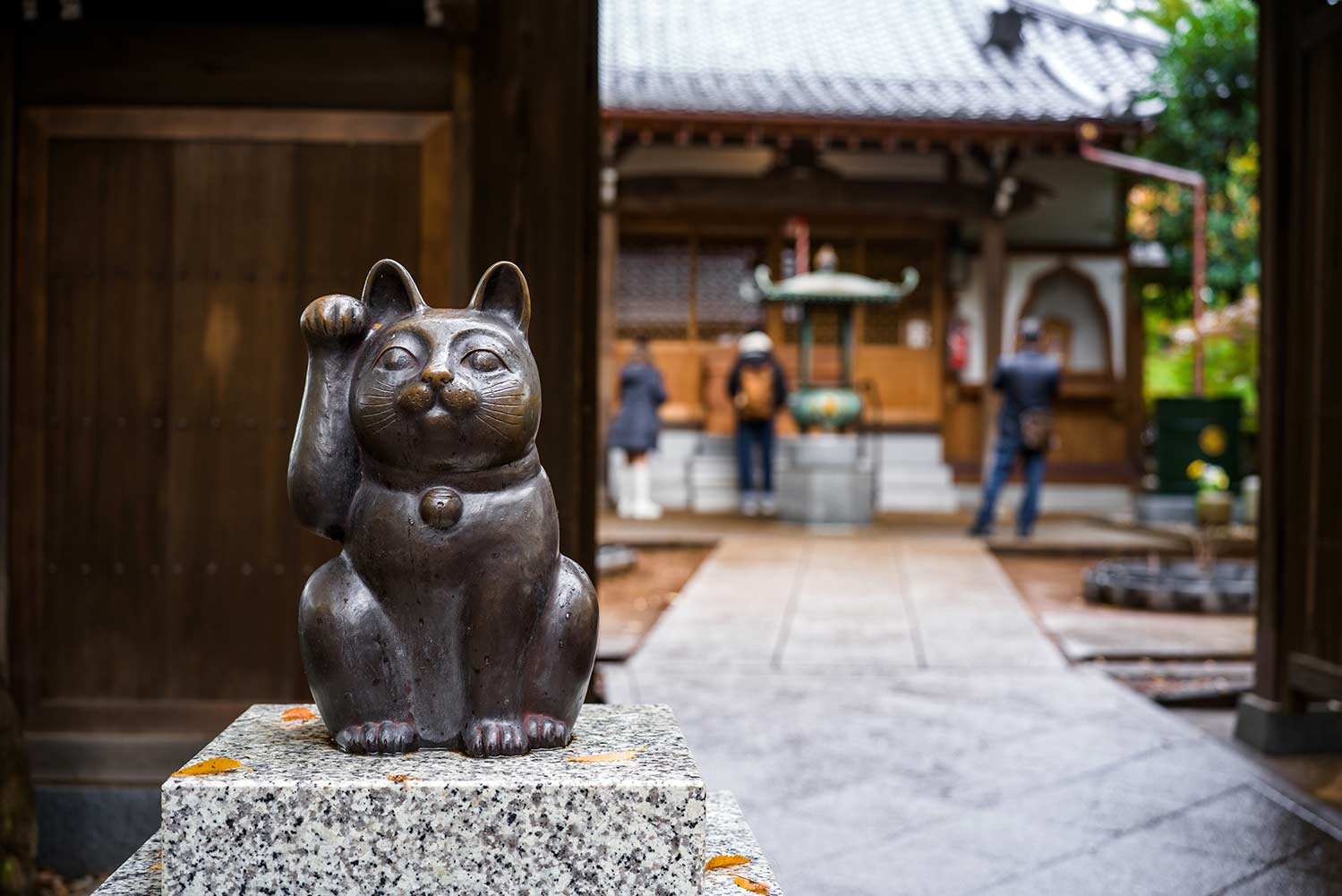 I gatti portafortuna nel tempio Gōtokuji I gatti portafortuna nel tempio Gōtokuji