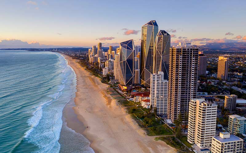 Alba sulla spiaggia della Gold Coast, con il panorama della città di Surfers Paradise Alba sulla spiaggia della Gold Coast, con il panorama della città di Surfers Paradise