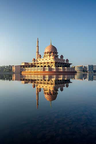 Moschea di Putra (Masjid Putra), situata a Putrajaya, la capitale amministrativa della Malesia