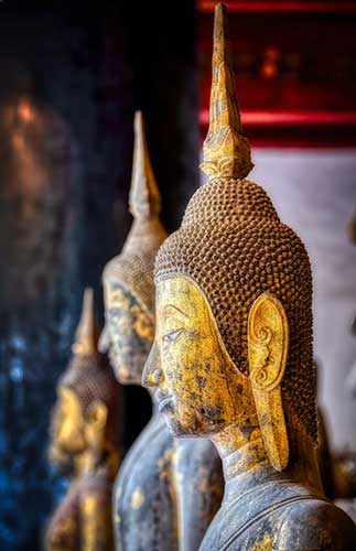 Statue del Buddha nel tempio di Wat Visoun a Luang Prabang Statue del Buddha nel tempio di Wat Visoun a Luang Prabang
