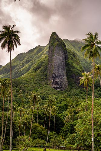 La montagna Tiki Rock sull’isola di Raiatea, nella Polinesia Francese.